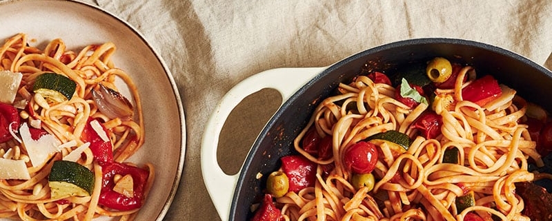 pasta con zucchine acciughe e pomodoro